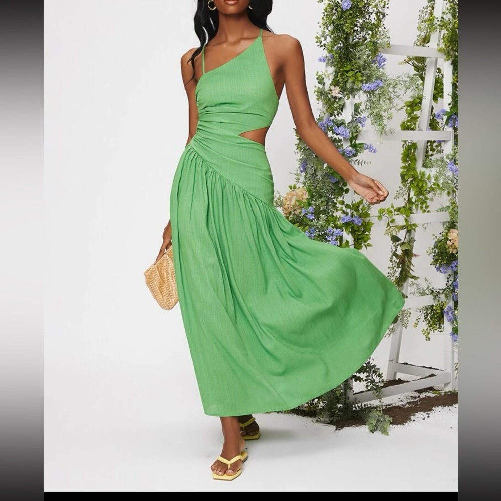 Criss Cross Lace Up
Backless Cut Out Ruched
Ruffle Hem Dress